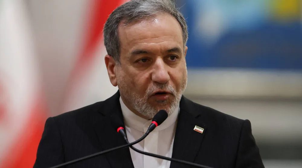 وزير الخارجية الإيراني عباس عراقجي يحضر مؤتمراً صحافياً إلى جانب وزير الخارجية العراقي فؤاد حسين في بغداد (رويترز)