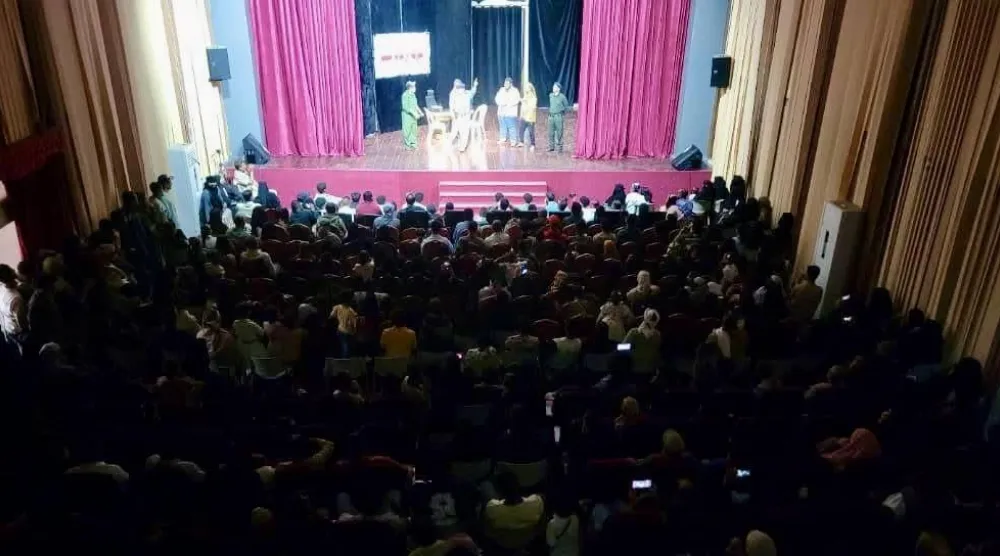 حضور جماهيري خلال أول أيام العرض على «مسرح رائد طه» في عدن (إعلام محلي)