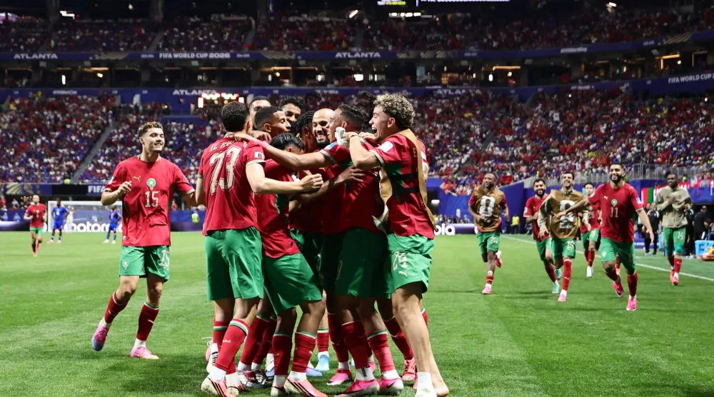 لاعبو المغرب يحتفلون بعد تسجيل الهدف الرابع مقابل الثاني خلال مباراة مرحلة المجموعات في كأس العالم 2026 بين المغرب وهايتي (إ.ب.أ)