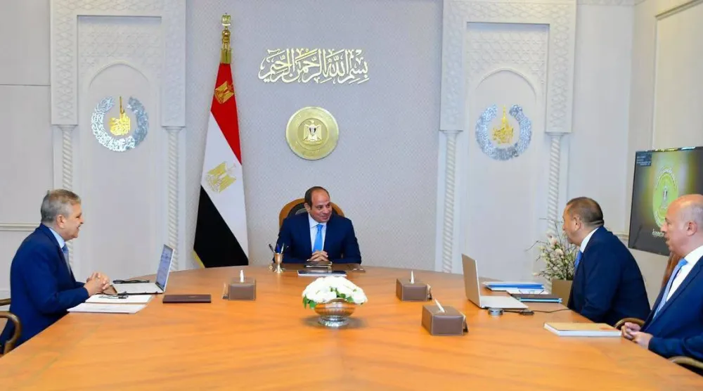 الرئيس المصري عبد الفتاح السيسي يلتقي رئيس هيئة قناة السويس الفريق أسامة ربيع الأحد (الرئاسة) 