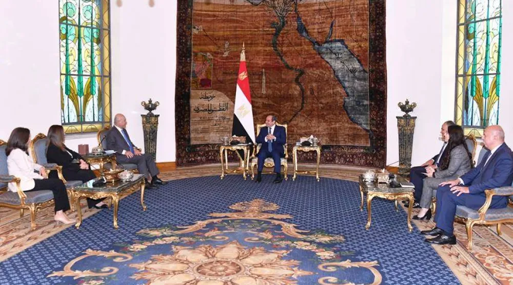 الرئيس المصري عبد الفتاح السيسي خلال لقائه المفوض السامي للأمم المتحدة لشؤون اللاجئين نهاية الأسبوع الماضي (الرئاسة المصرية)