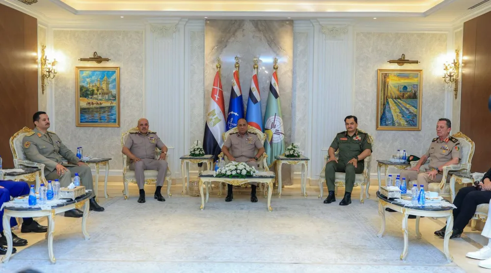 وزير الدفاع المصري الفريق أشرف زاهر ورئيس الأركان الفريق أحمد خليفة يتوسطان صدام وخالد حفتر (المتحدث الرسمي العسكري المصري)