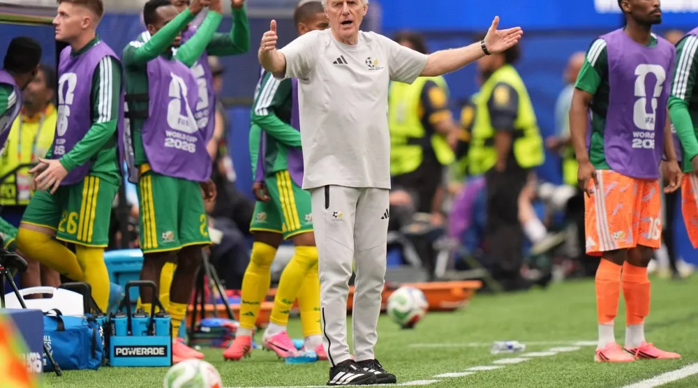 هوغو بروس المدير الفني لمنتخب جنوب أفريقيا (إ.ب.أ)
