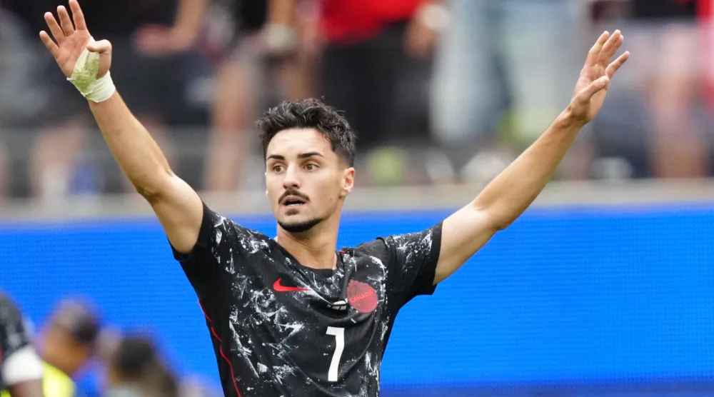 ستيفن أوستاكيو لاعب وسط منتخب كندا  (د.ب.أ)