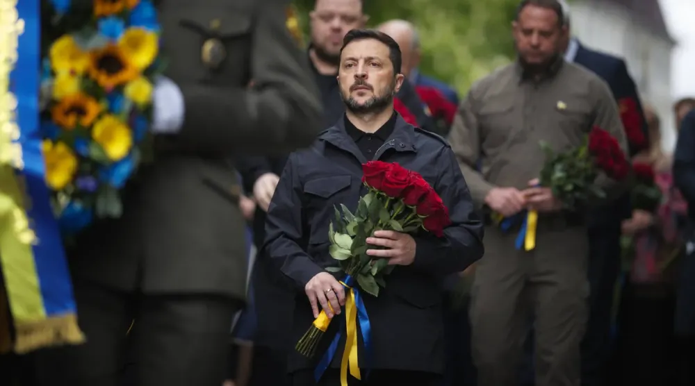 Ukrayna Cumhurbaşkanı Volodimir Zelenskiy Kiev'deki Meçhul Asker Anıtı'na çelenk götürürken (Arşiv-DPA)