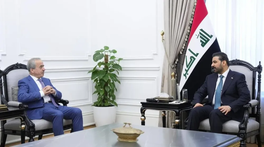 (foto altı) Irak Başbakanı Ali ez-Zeydi dün Bağdat’ta Şarku’l Avsat Genel Yayın Yönetmeni Gassan Şerbil’e verdiği röportaj sırasında