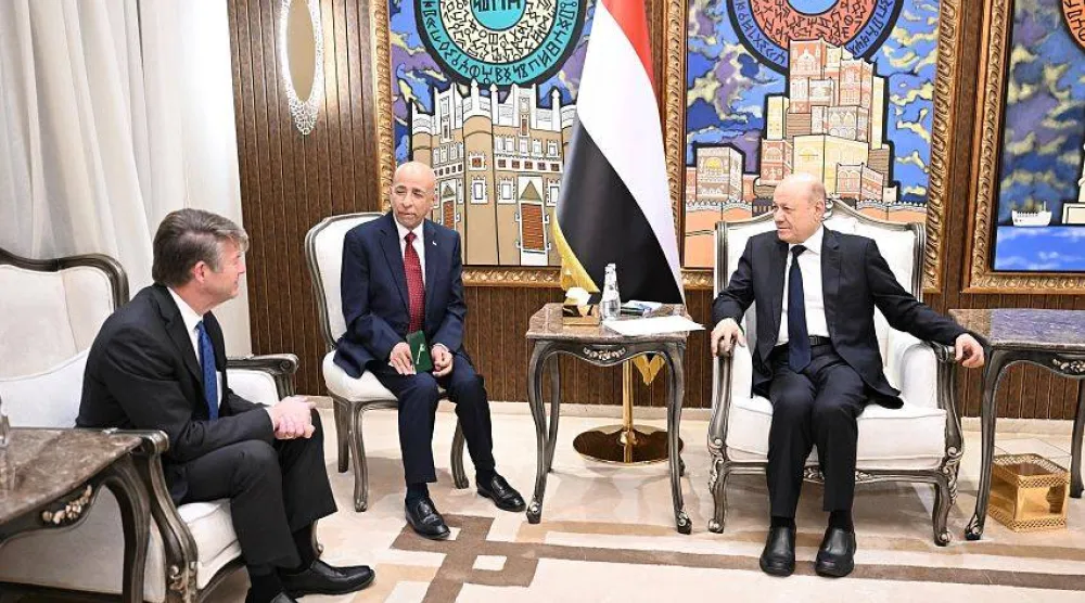 العليمي خلال استقباله وفد شركة «هنت» الأميركية (سبأ)