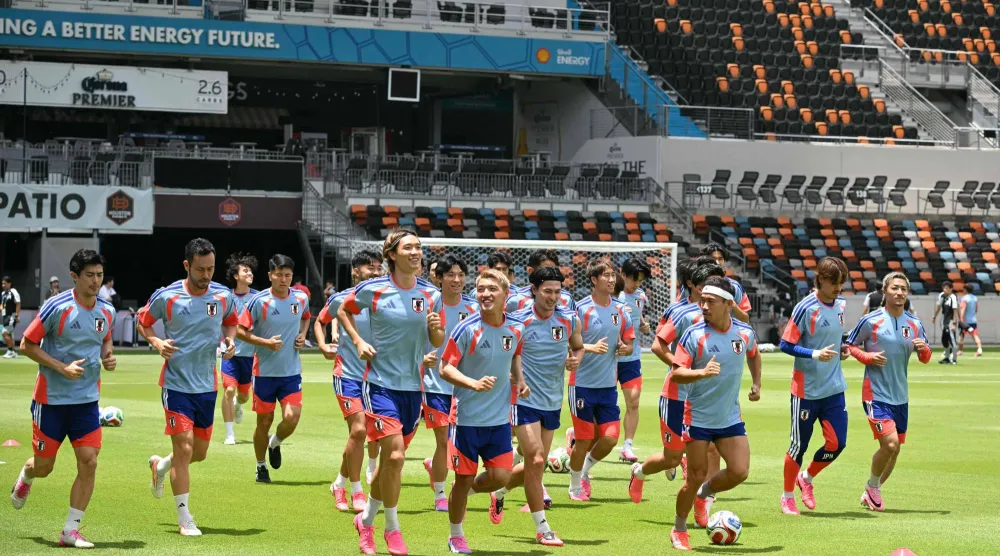 لاعب خط وسط اليابان رقم 10 ريتسو دوان (قائد) والمدافع رقم 05 يوتو ناغاتومو (يمين) يشاركان في حصة تدريبية قبل المباراة الأولى في ملعب دينامو بهيوستن (أ.ف.ب)