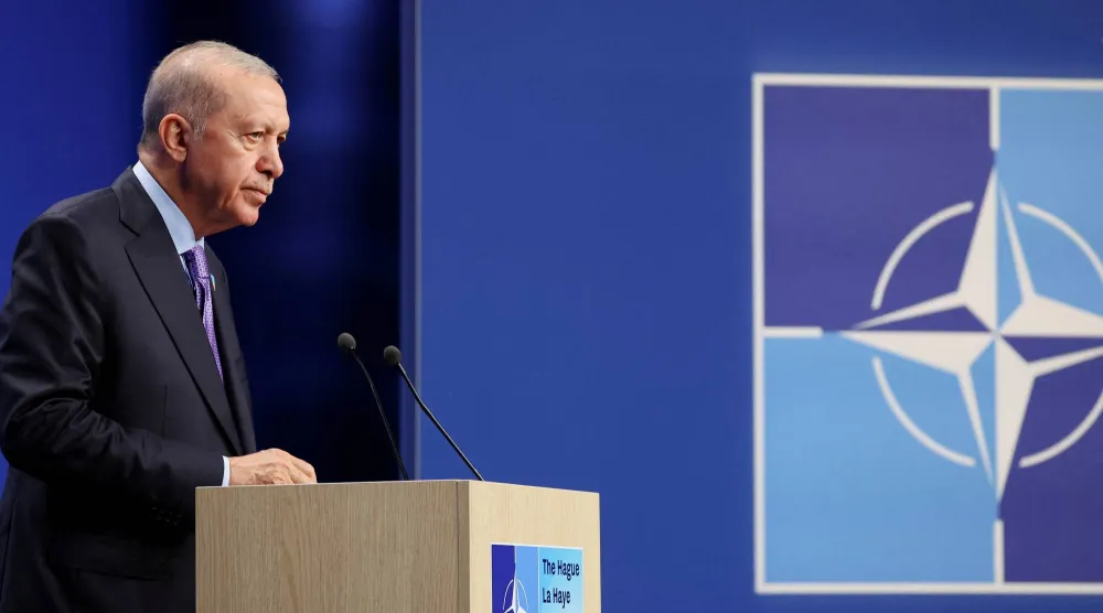 الرئيس التركي رجب طيب إردوغان يتحدث خلال مؤتمر صحافي في قمة حلف شمال الأطلسي (ناتو) في لاهاي بهولندا 25 يونيو 2025 (رويترز)