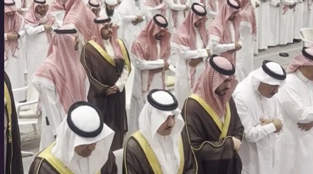 جانب من صلاة الجنازة بمسجد الفرقان في الدمام بعد صلاة عصر الاثنين (الشرق الأوسط)
