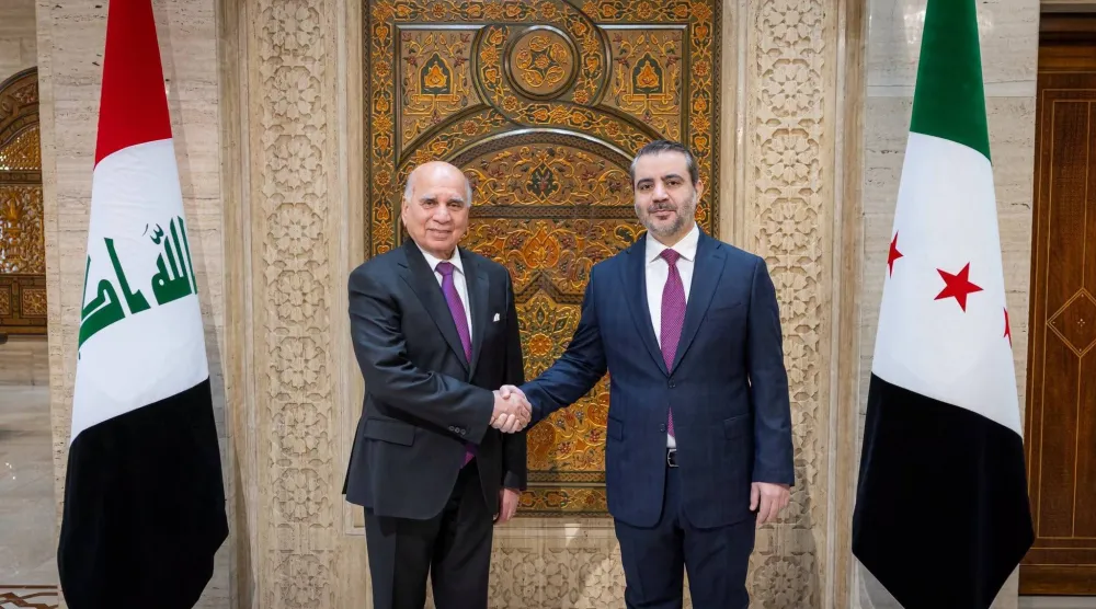 وزير الخارجية السوري أسعد الشيباني مستقبلاً نظيره العراقي فؤاد حسين والوفد المرافق له اليوم الاثنين (الخارجية السورية)