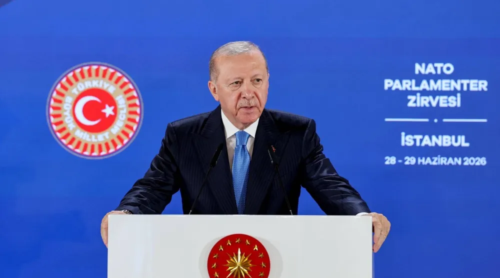 الرئيس التركي رجب طيب إردوغان متحدثاً أمام رؤساء برلمانات دول حلف الـ«ناتو» في إسطنبول الاثنين (الرئاسة التركية)