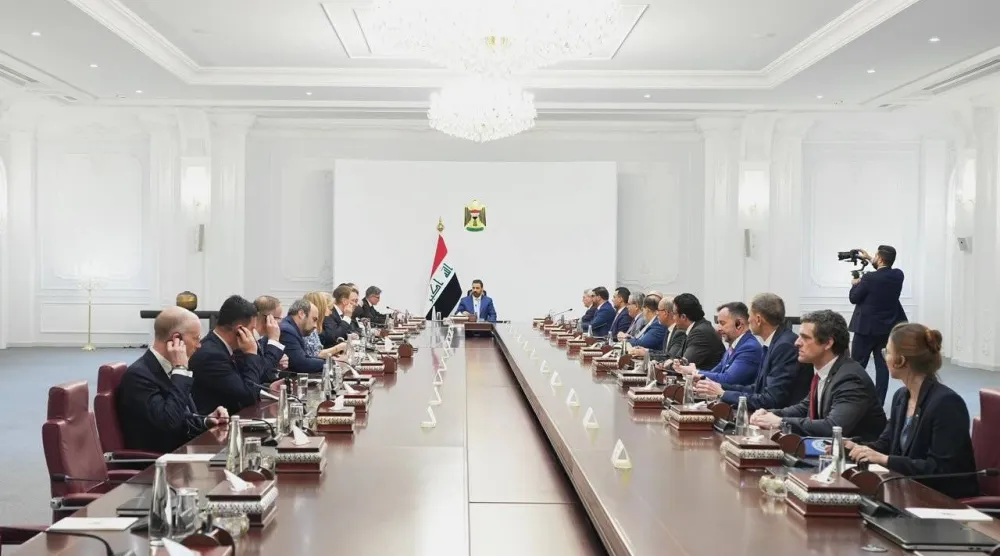 رئيس الوزراء العراقي علي الزيدي مستقبلاً عدداً من سفراء الاتحاد الأوروبي لدى بغداد الاثنين (وكالة الأنباء العراقية)