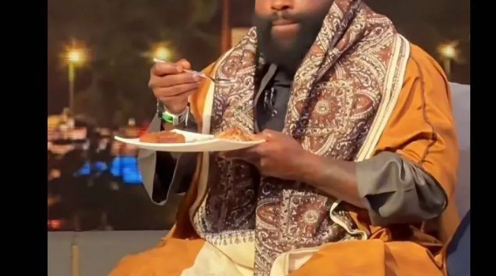 الشرطي الأميركي ارتدى الزي الشعبي في «ماسبيرو» (التلفزيون المصري)