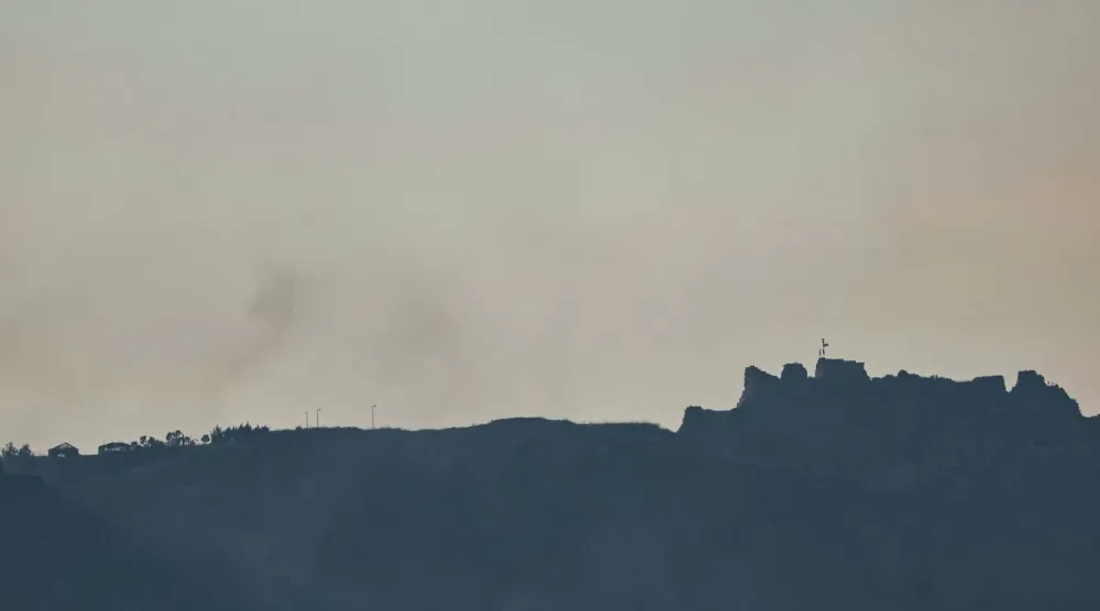 İsrail'in Lübnan'ın güneyindeki Şakif (Beaufort) Kalesi yakınlarında düzenlediği bombardımandan çıkan duman (EPA)