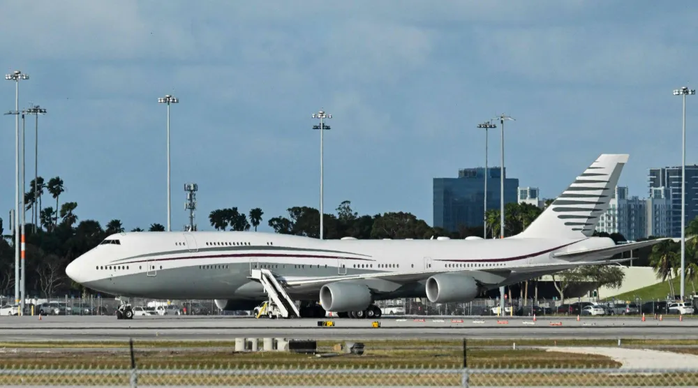 طائرة «بوينغ 747» القطرية على مدرج مطار بالم بيتش الدولي بفلوريدا (أرشيفية - أ.ف.ب)