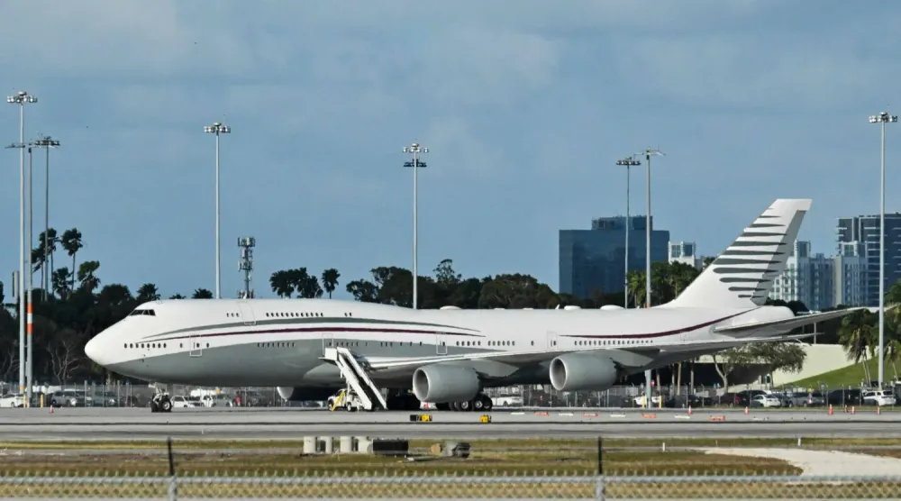 Florida'daki Palm Beach Uluslararası Havalimanı pistinde bulunan bir Qatar Airways Boeing 747 (Arşiv- AFP)