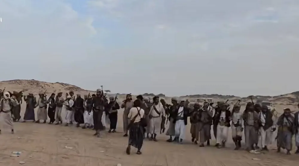 حشود قبلية توافدت إلى منطقة الريان في محافظة الجوف اليمنية لمؤازة زعيم قبلي (إعلام محلي)