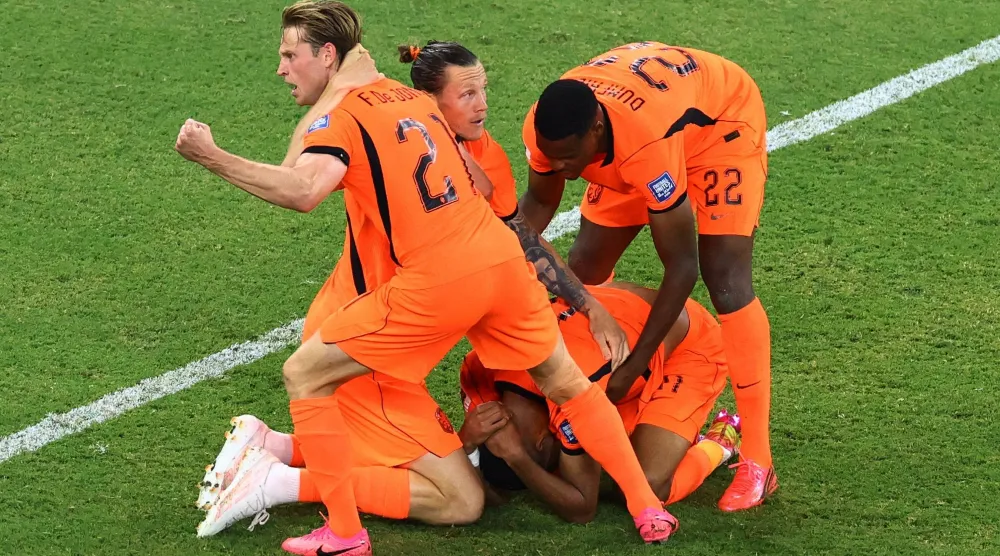انهمر خاكبو باكياً بعد تسجيله هدف التقدم لمنتخب بلاده (رويترز)