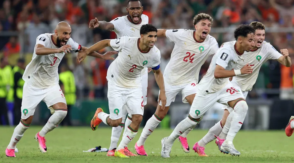 المنتخب المغربي يبدأ احتفالاته بعد الفوز بركلات الترجيح (أ.ب)