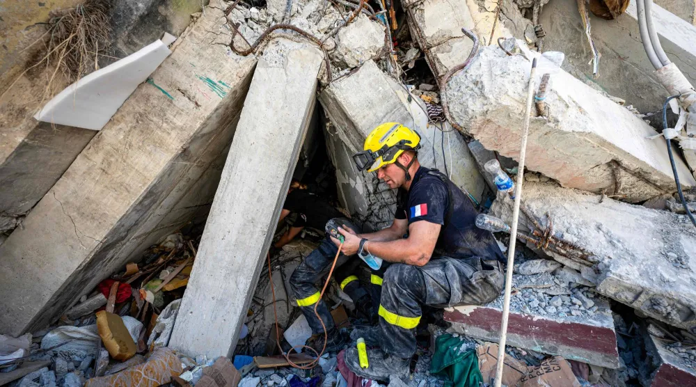 التقط أحد أفراد فوج التدريب والتدخل السابع للأمن المدني الفرنسي صورة من داخل مبنى متضرر في كاتيا لا مار بولاية لا غوايرا بفنزويلا (أ.ف.ب)