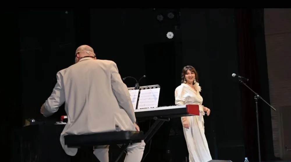 مع زوجها هاني سبليني الذي يرافقها في حفلاتها (أميمة الخليل)