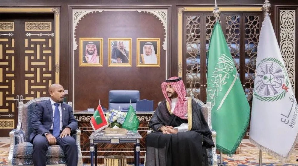 وزير الدفاع السعودي خلال مباحثاته مع نظيره المالديفي (وزارة الدفاع السعودية)
