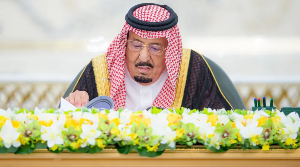 خادم الحرمين الشريفين الملك سلمان بن عبد العزيز لدى ترؤسه جلسة مجلس الوزراء السعودي في جدة (واس)