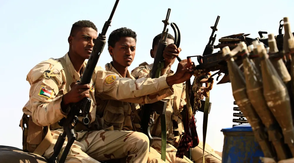 جنود تابعون لـ«قوات الدعم السريع» يقومون بدورية في بلدة القراوي شمال السودان (أ.ب)