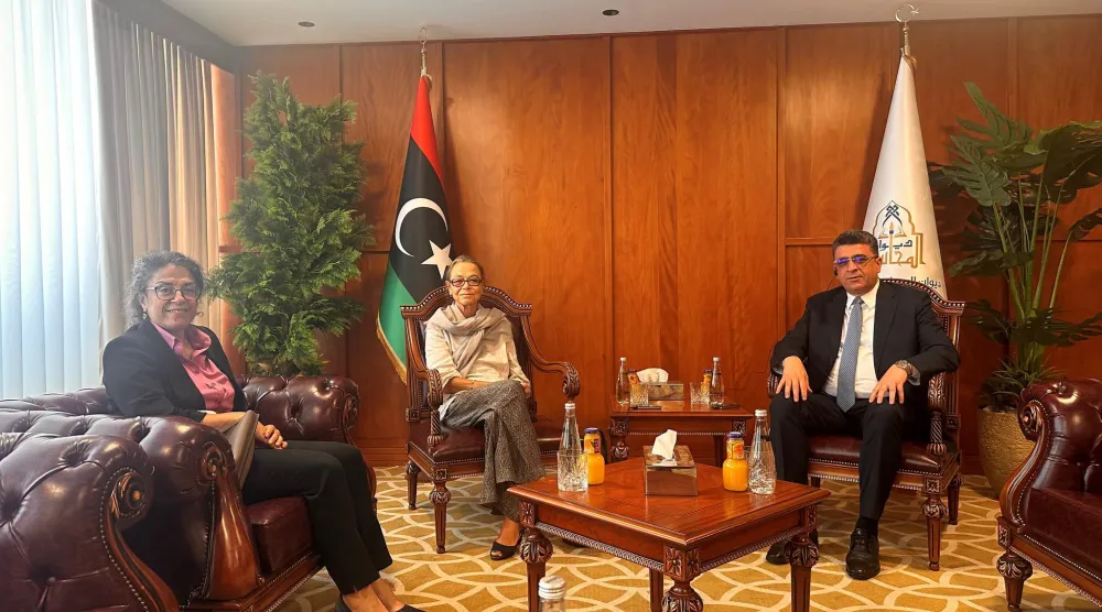 نائبتا المبعوثة الأممية ستيفاني خوري وأولريكا ريتشاردسون خلال لقاء مع رئيس ديوان المحاسبة خالد شكشك في طرابلس الاثنين (البعثة الأممية)