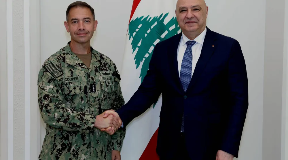 الرئيس اللبناني جوزيف عون يستقبل قائد المنطقة الوسطى في الجيش الأميركي الأدميرال براد كوبر في القصر الرئاسي في بيروت (أ.ب)