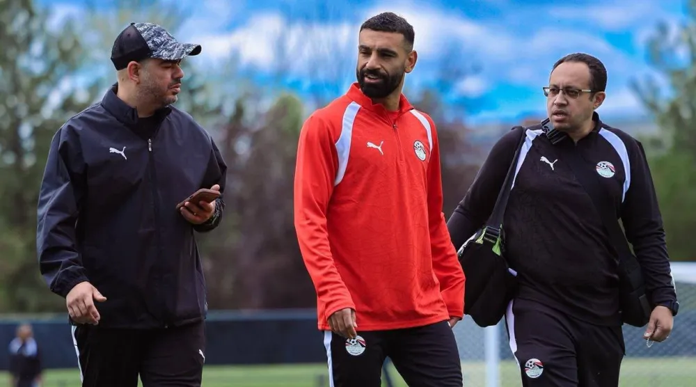 قائد «الفراعنة» محمد صلاح برفقة الجهاز الطبي للمنتخب المصري (الاتحاد المصري لكرة القدم)