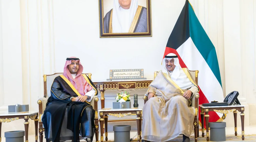 ولي العهد الكويتي الشيخ صباح الخالد لدى استقباله الأمير تركي بن محمد وزير الدولة السعودي (كونا)