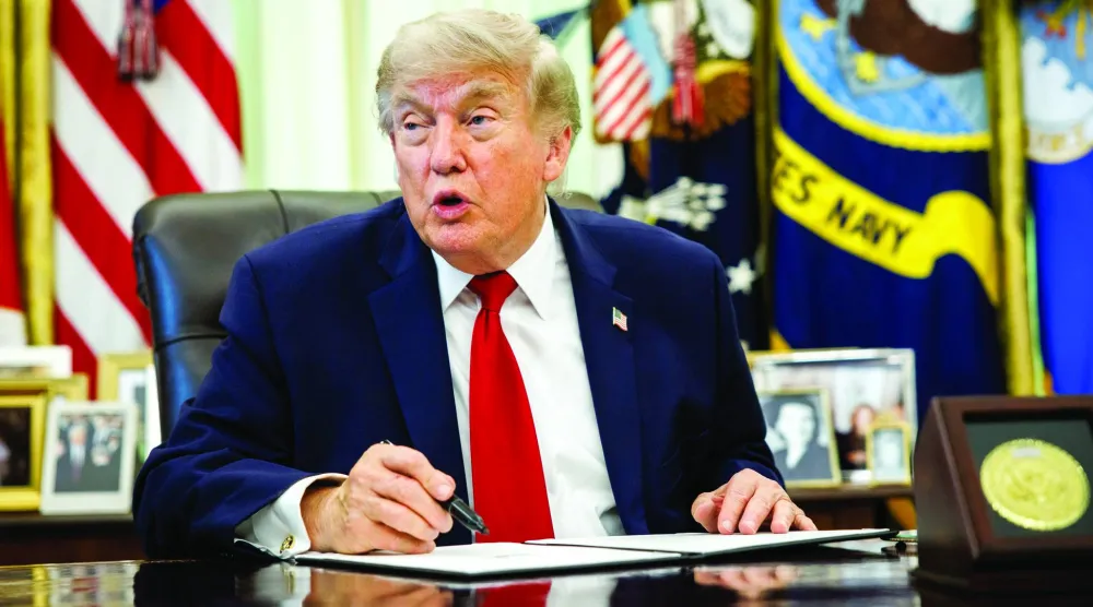ترمب يتحدث للصحافيين في المكتب البيضاوي بالبيت الأبيض (إ.ب.أ)
