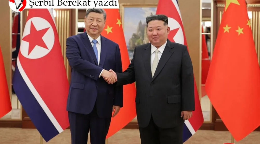 Çin Devlet Başkanı Şi Cinping Kuzey Kore'ye yaptığı nadir ziyaret sırasında Kuzey Kore lideri Kim Jong-un (sağda) ile tokalaşırken, 8 Haziran 2026 (AFP)