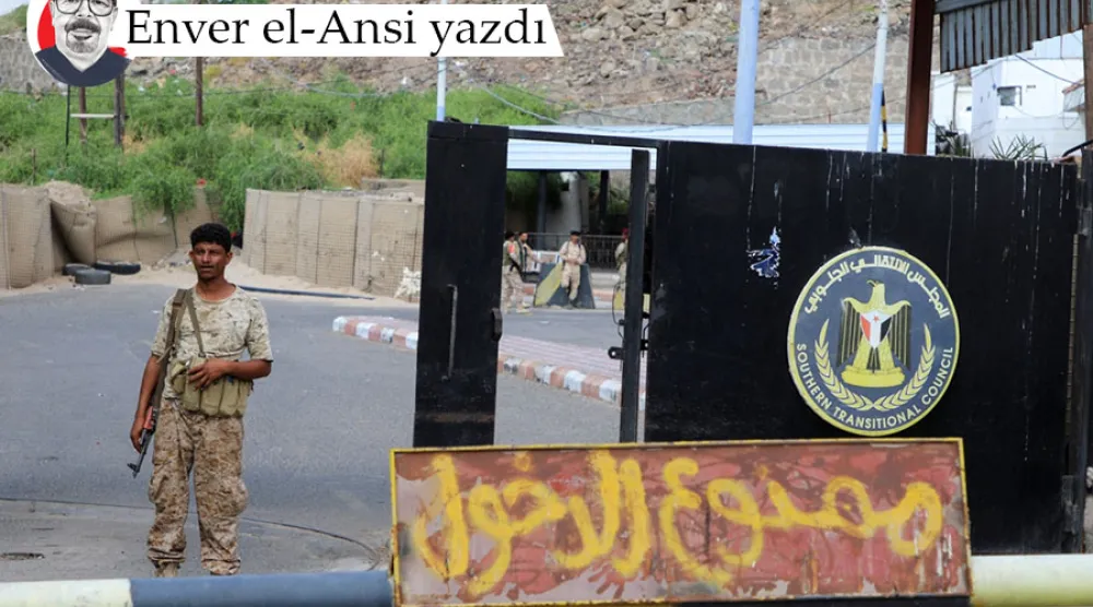 Yemen'in Aden kentinde, GGK Genel Merkezi önünde nöbet tutan bir asker, 8 Ocak 2026 (Reuters)