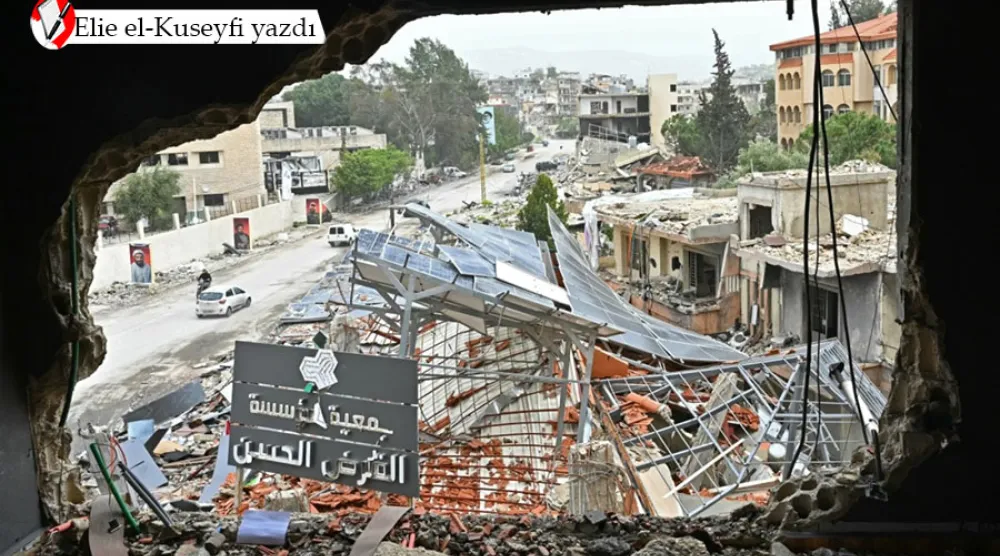 Lübnan'ın güneyindeki Nebatiye kentine dönerken, yıkılmış binaların önünde arabalarıyla geçen yerinden edilmiş kişiler, 18 Nisan 2026 (AFP)