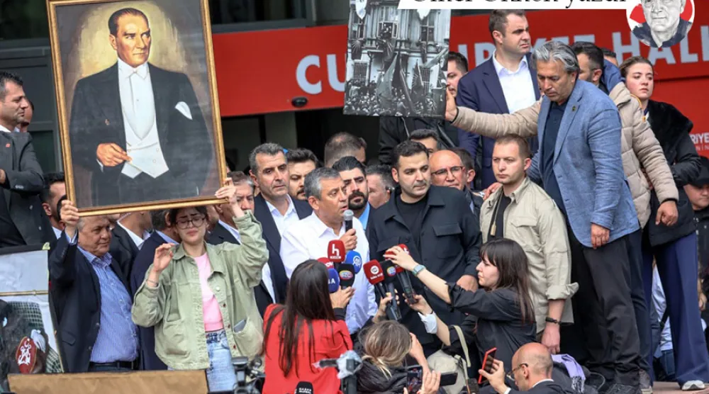 CHP Genel Başkanı Özgür Özel, Ankara'daki parti genel merkezine yapılan polis baskınının ardından açıklama yaparken, 24 Mayıs 2026 (AFP)