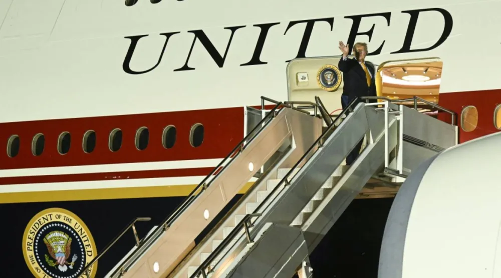 8 Temmuz 2026'da İngiltere'nin Mildenhall üssünde uçak değiştirdikten sonra yeni Air Force One uçağına binerken (AFP)