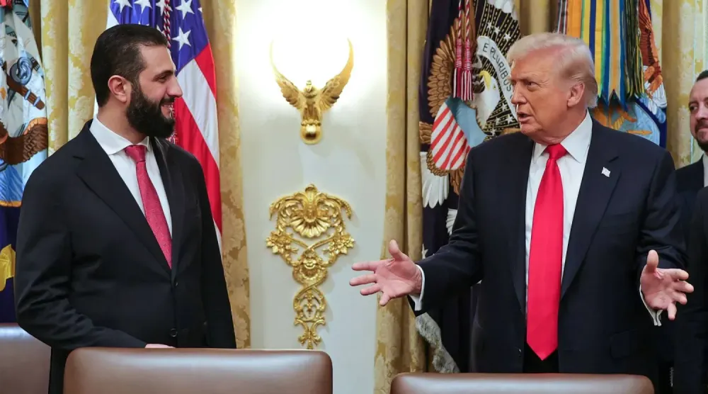 Trump ile Şara'nın Beyaz Saray'daki görüşmesinden bir kare görülüyor (SANA -AFP)