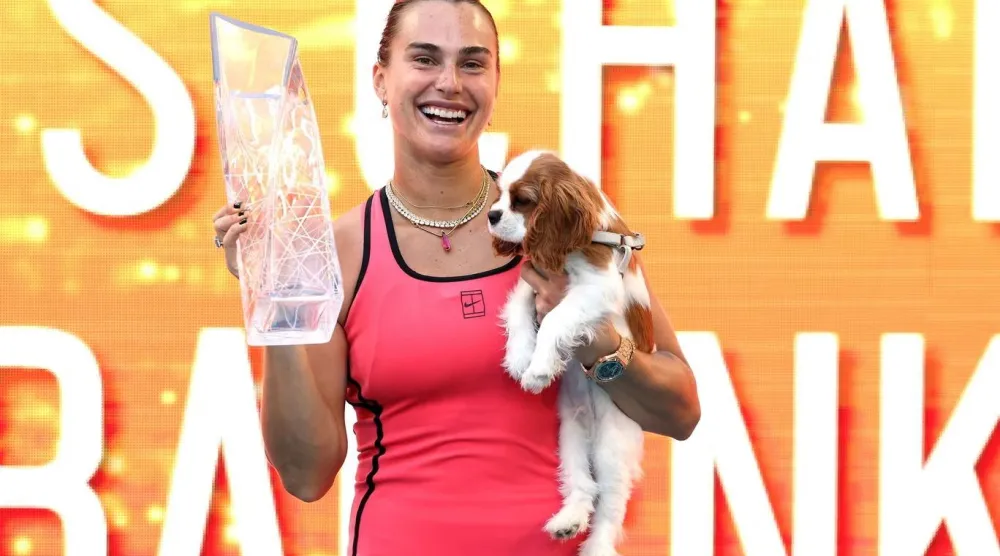 Aryna Sabalenka, Miami Open şampiyonluğunu köpeği Ash'le kutladı (AFP)