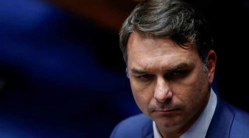 Flavio Bolsonaro, babasının seçim kampanyasındaki tepki çeken cinsiyetçi imajı değiştirmeye çalışıyor (Reuters)