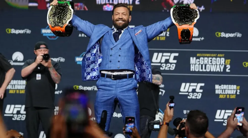 McGregor, UFC tarihinin ilk çifte şampiyonu (Zuffa LLC)