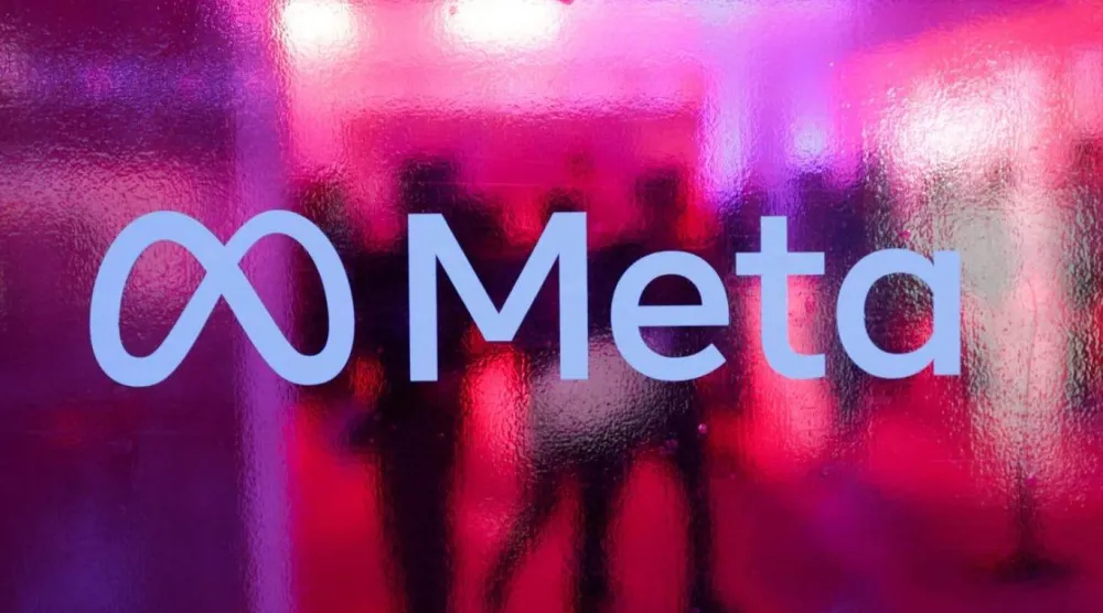 Hindistan'ın Mumbai kentinde 20 Eylül 2023'te düzenlenen bir konferansta insanlar Meta Platforms şirketinin logosunun önünden geçiyor (Reuters)