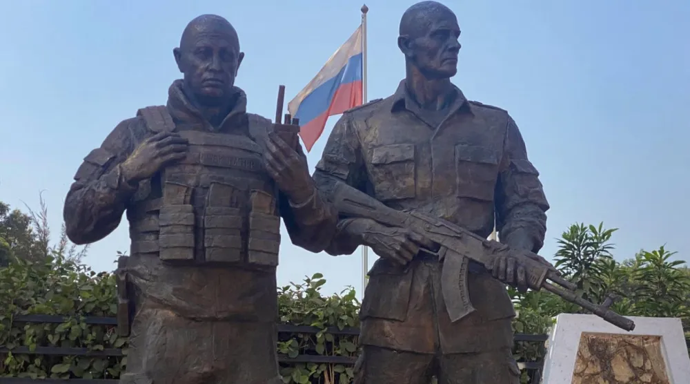 Orta Afrika Cumhuriyeti'nin Bangui kentinde, Wagner'in kurucusu Yevgeni Prigojin ve sağ kolu Dmitri Utkin'in heykeli dikilmişti (AFP)