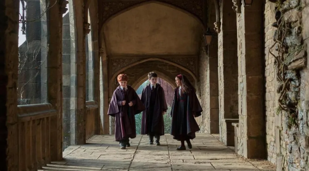 12 yaşındaki Dominic McLaughlin'in (ortada) başrolde yer aldığı 8 bölümlük ilk sezon, Harry Potter ve Felsefe Taşı'ndaki (Harry Potter and the Philosopher's Stone) olayları ele alacak (HBO)