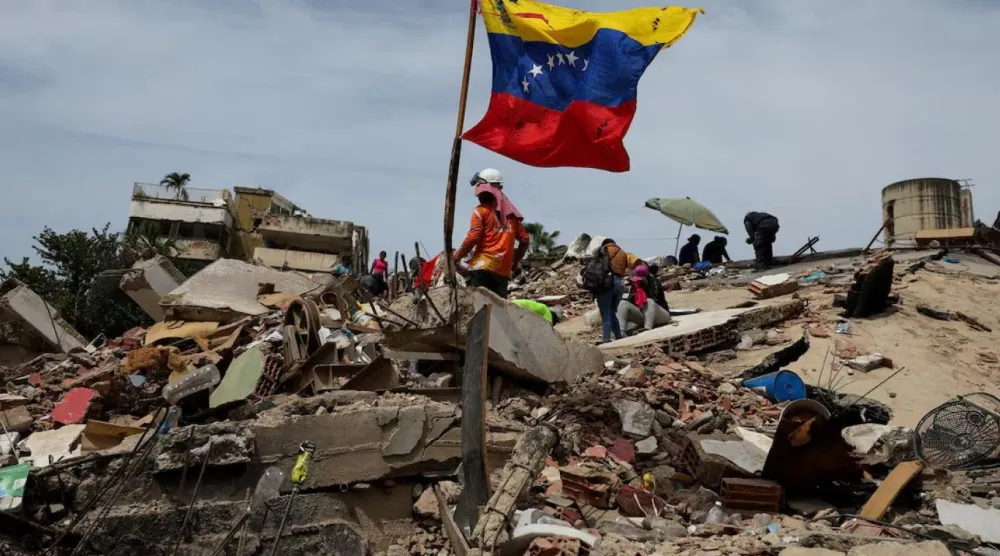 Venezuela'daki depremlerde can kaybı artarken, büyük yıkım yaşanan La Guaira kentindeki arama kurtarma çalışmaları sürüyor (Reuters)