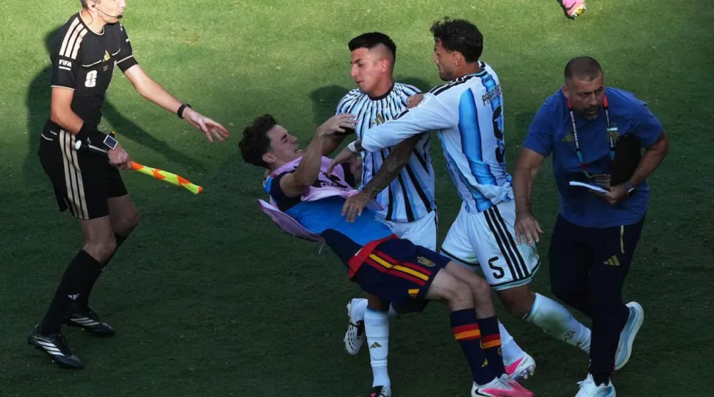 Arjantinli Leandro Paredes, final maçında İspanyol oyuncu Pablo Martín Páez Gavira'ya saldırmıştı (Reuters)