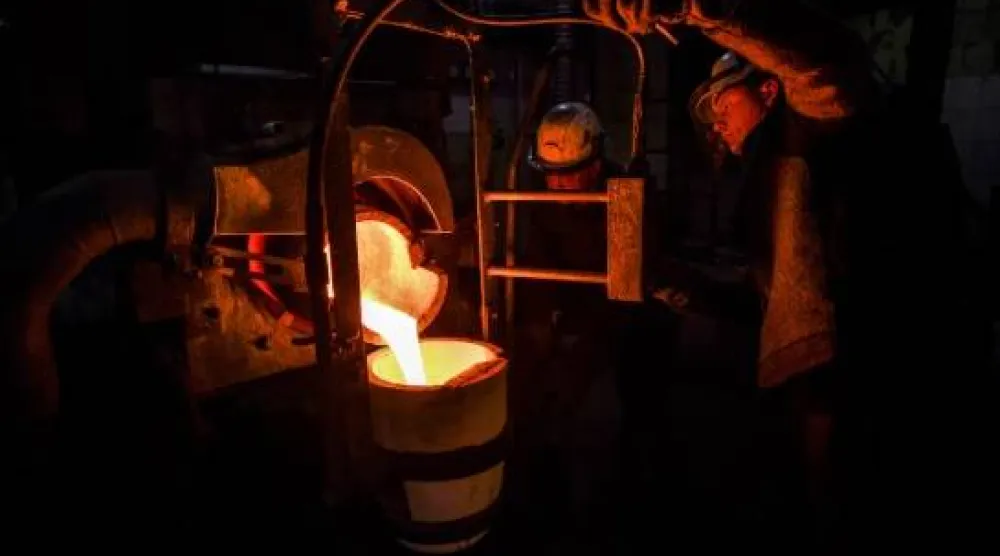 موظفون يصبّون سبائك ذهب عالية النقاء في منشأة لتكرير المعادن الثمينة بمدينة نوفوسيبيرسك (رويترز)