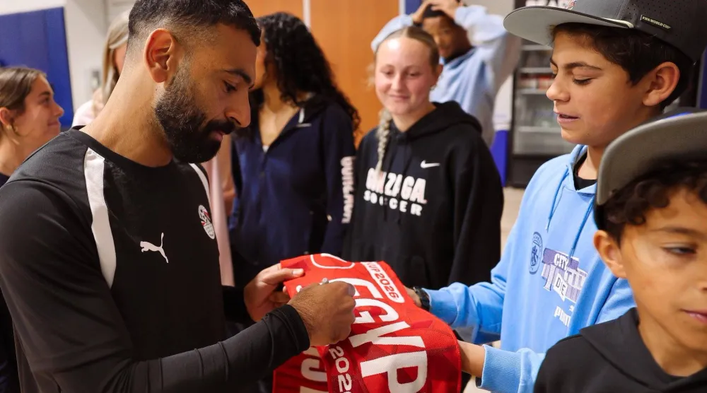 محمد صلاح قبل التدريبات يوقع لمعجبين (الاتحاد المصري)